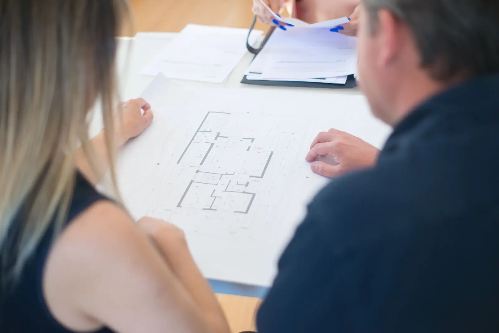 Designteam über einem Plan