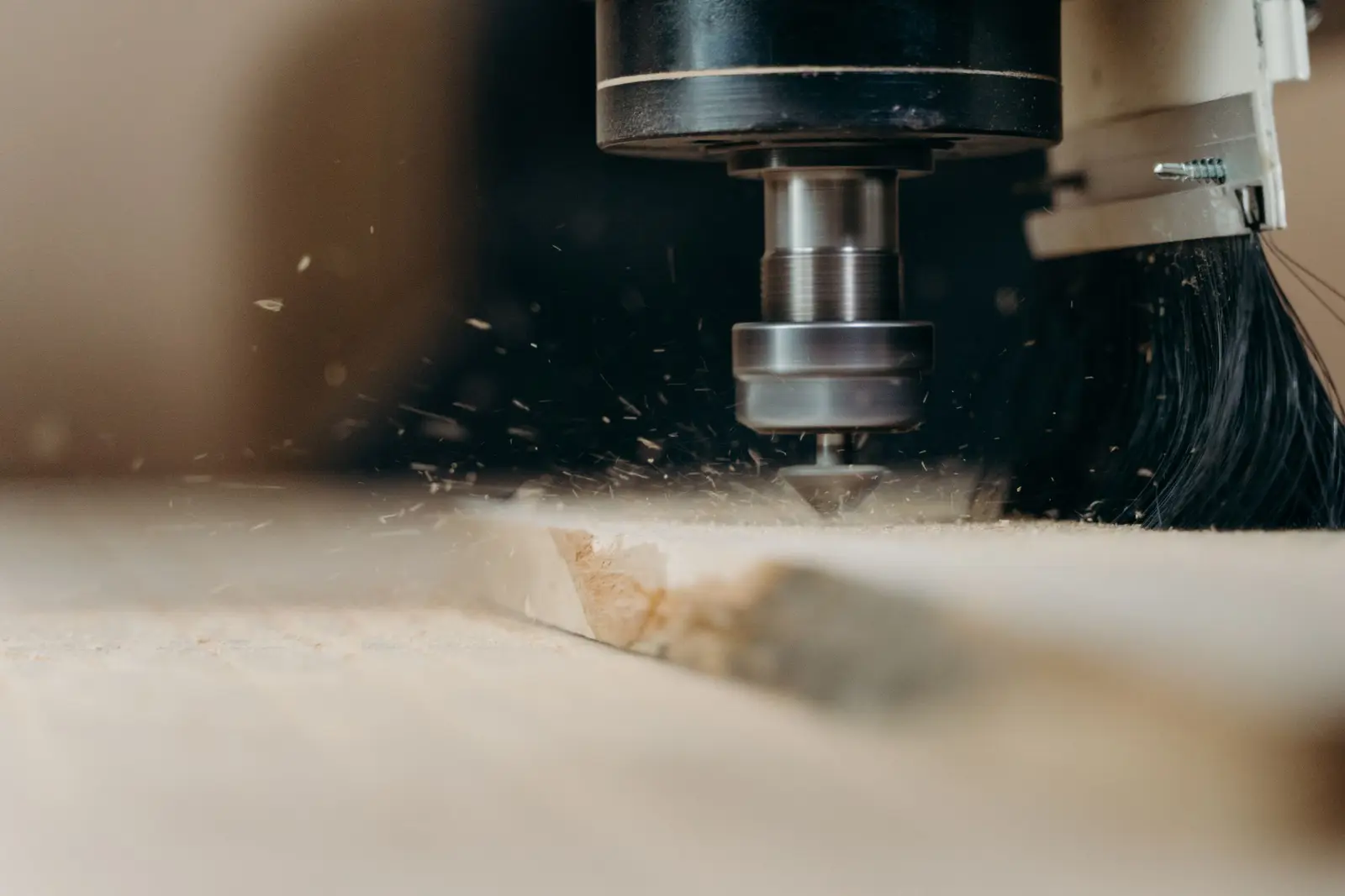 CNC-Maschine beim Zuschnitt einer Platte
