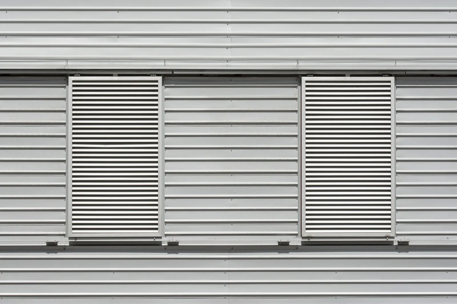 Ventilirana fasada sa metalnim lamelama