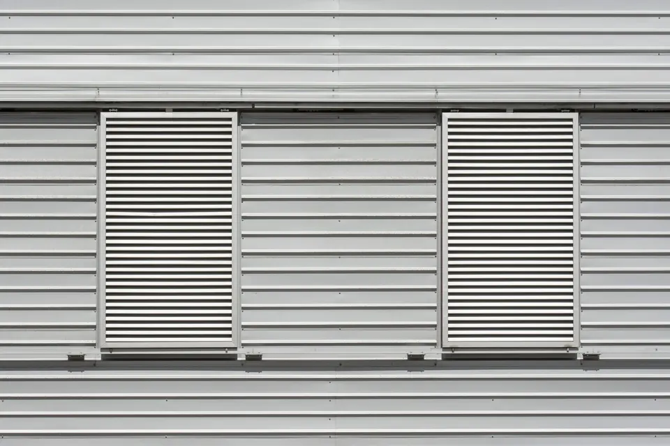 Ventilated facade with metal louvres