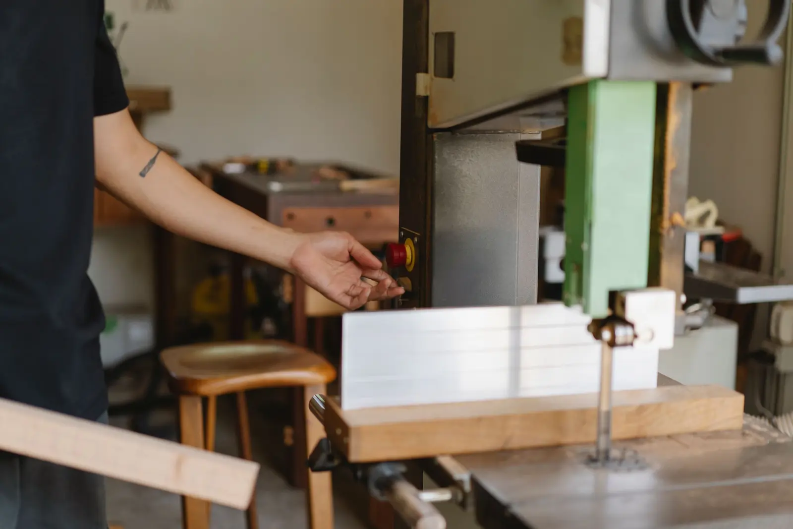 Working at the edge-banding machine